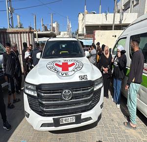 طواقم لجنة الصليب الاحمر تنقل عدد من الاسرى المفرج عنهم من سجون الاحتلال الى مستشفى شهداء الاقصى في دير البلح لتلقي الرعاية الطبية